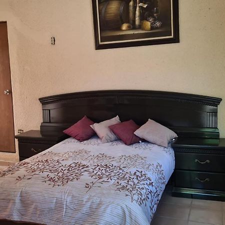 Room In Guest Room - Padrinos Hostal La Paz Full House Exterior foto